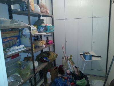 חדר שירות מבולגן לפני פינוי