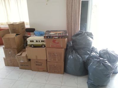 עוד ארגזים ושקיות לאחר פינוי