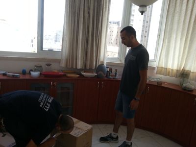 בודק ציוד לפינוי מהדירה